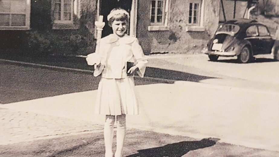 Kommunionkind, Schwarz-Weiß Fotografie, Auto im Hintergrund