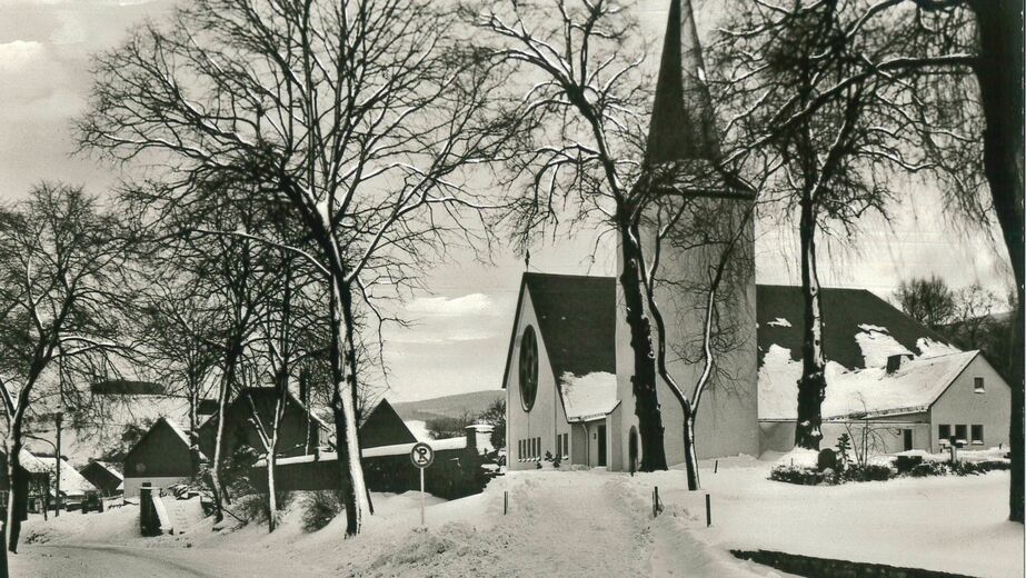 Schwarz-Weiß Fotografie von Grafschaft im Schnee
