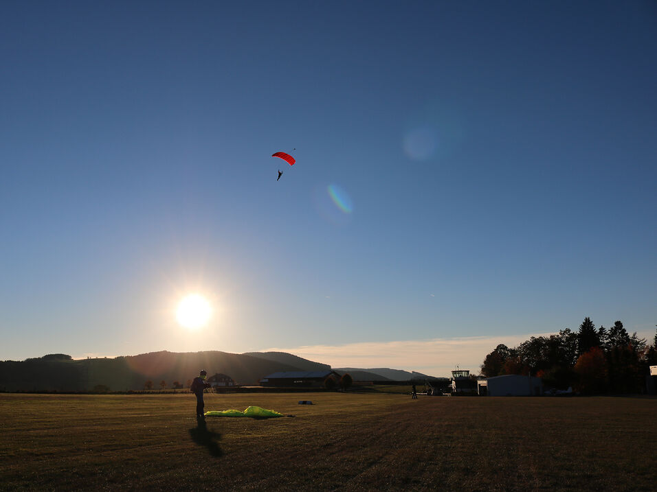 Landung von Fallschirmspringern am Flugplatz Rennefeld.