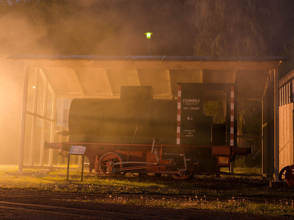 Oude stoommachine op het voorplein van het DampfLandLeute Museum in Eslohe.