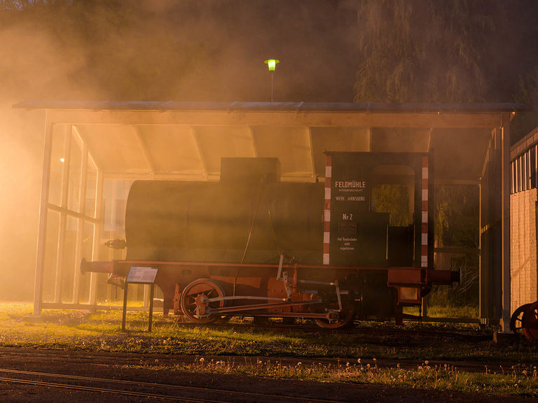 Oude stoommachine op het voorplein van het DampfLandLeute Museum in Eslohe.