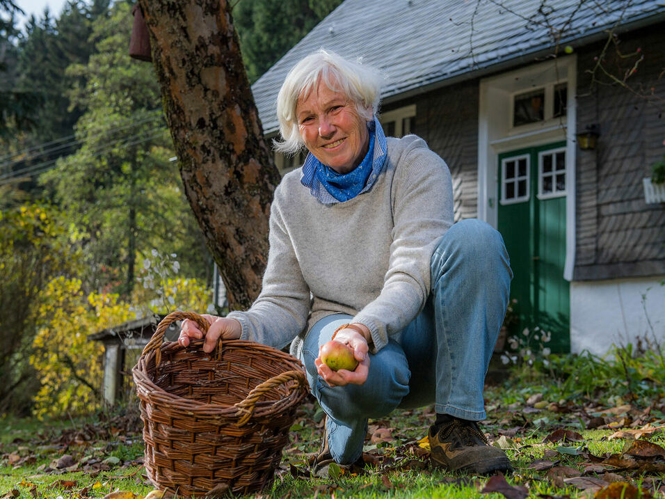 Bärbel Michels in ihrem Bauerngarten im Sorpetal