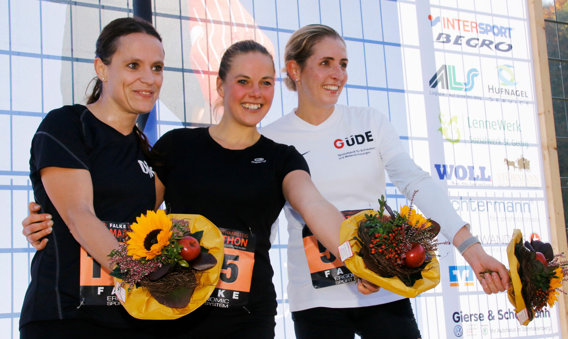 Drei Läuferinnen bei der Flower-Ceremony