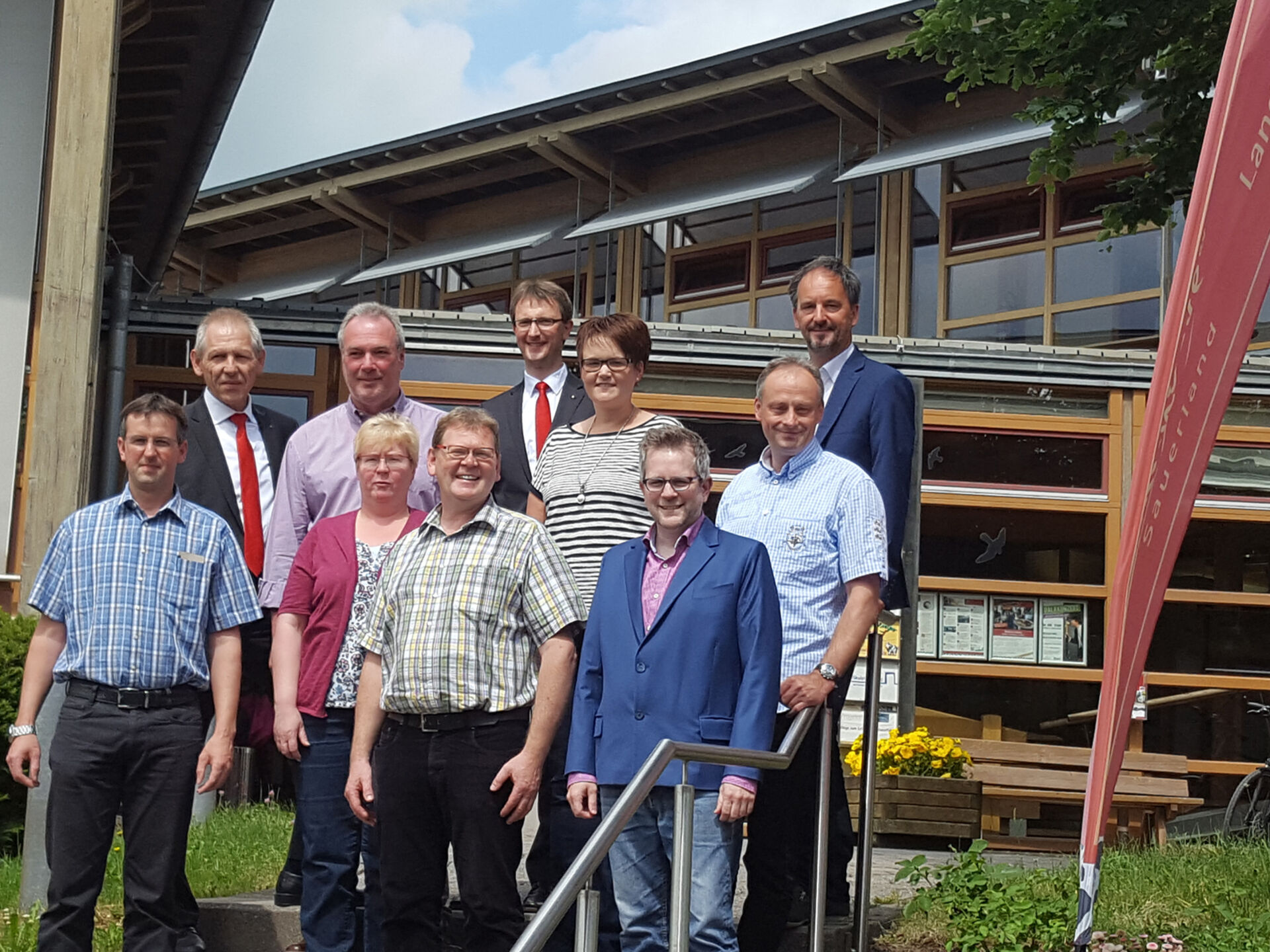 Group picture participant Gastro-Check 2017 in front of the Wood and Tourism Centre in Schmallenberg.