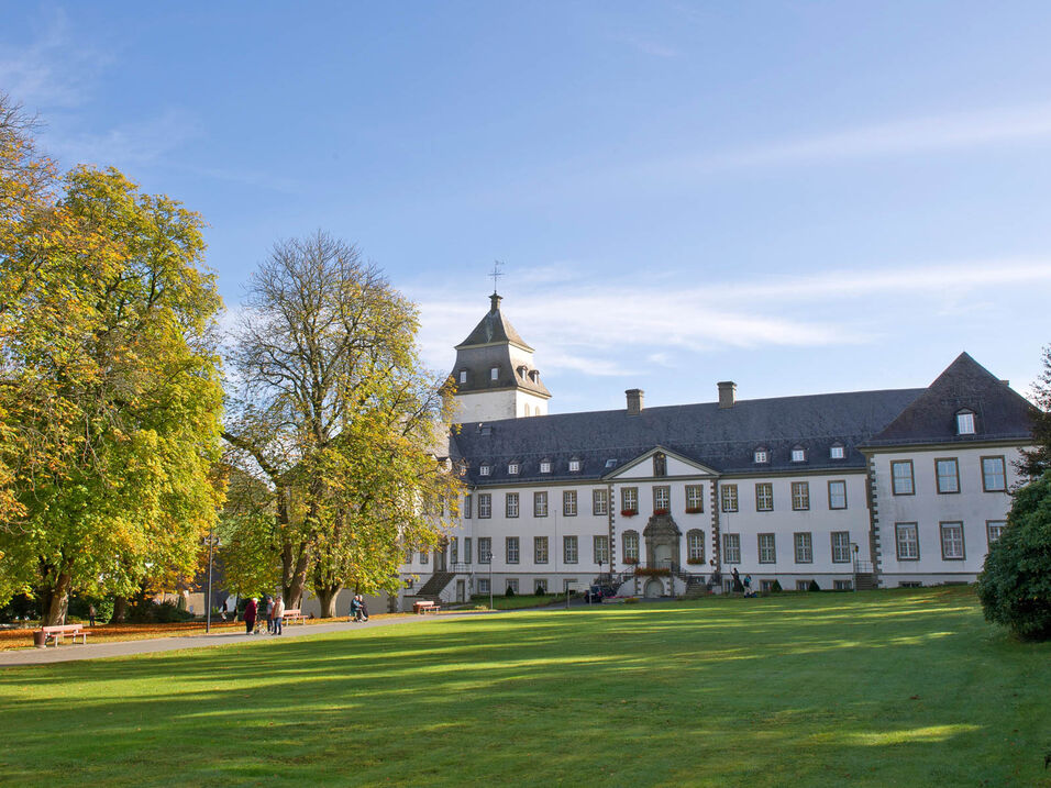 Gezicht op het historische klooster Grafschaft in het Sauerland