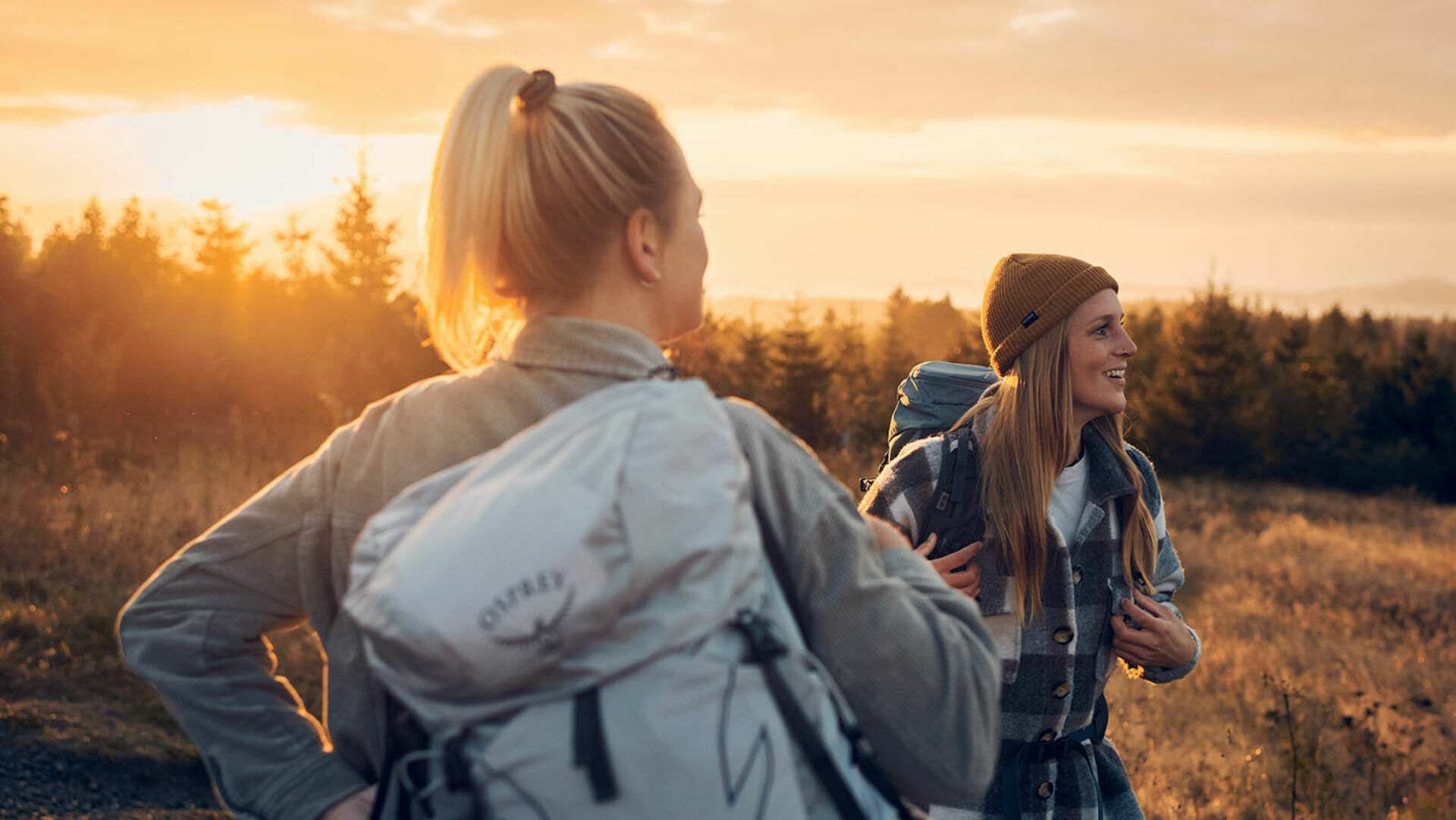 Zwei Wanderinnen im Herbstlicht in der Natur 