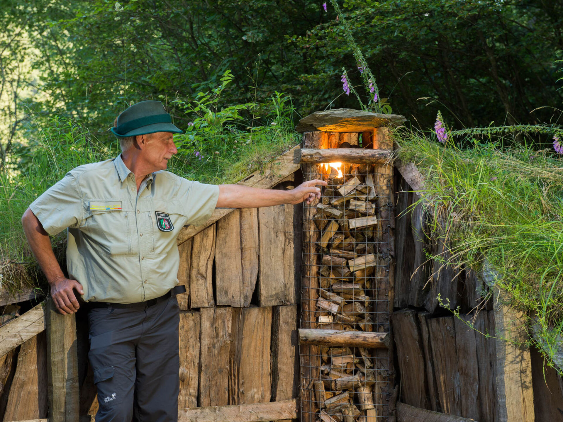Boswachter op de boswerker en boswachterspad in Latrop in het Sauerland
