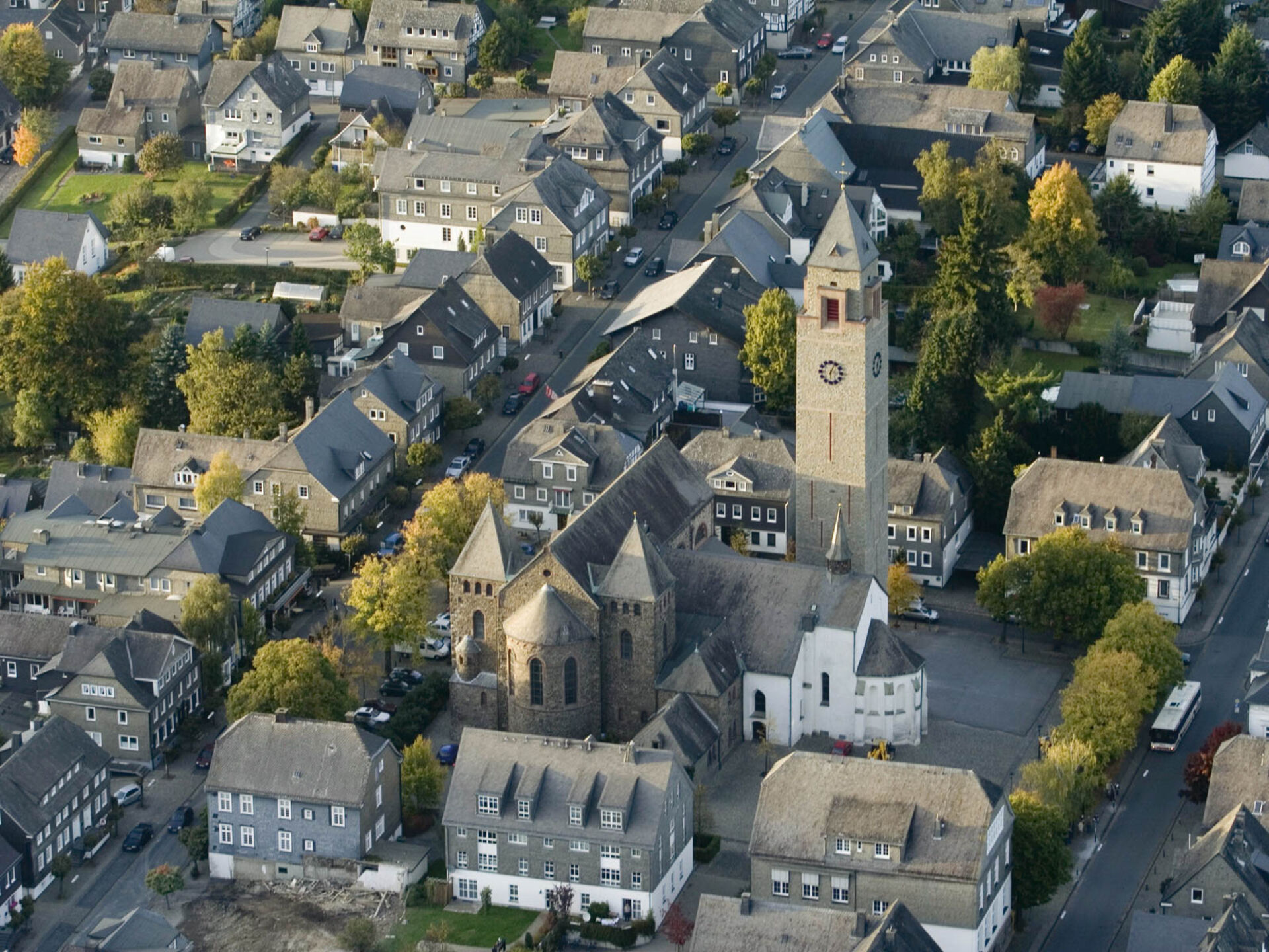 Historische oude stadskern met de parochiekerk St. Alexander in Schmallenberg