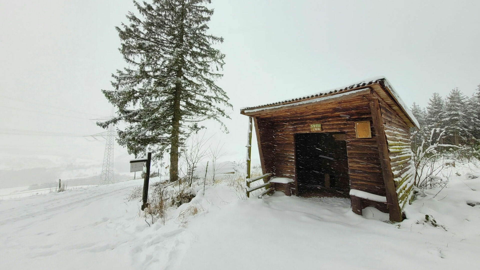 Unterstand auf verschneiten Wanderweg