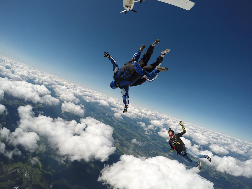 Fallschirmsprung aus einem Flugzeug.