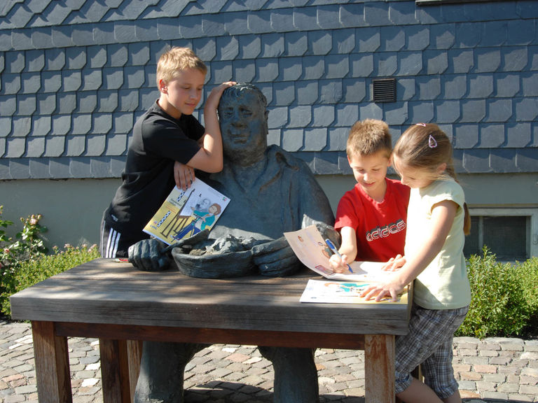 Kinder entdecken Schmallenberg beim historischen Stadtrundgang.