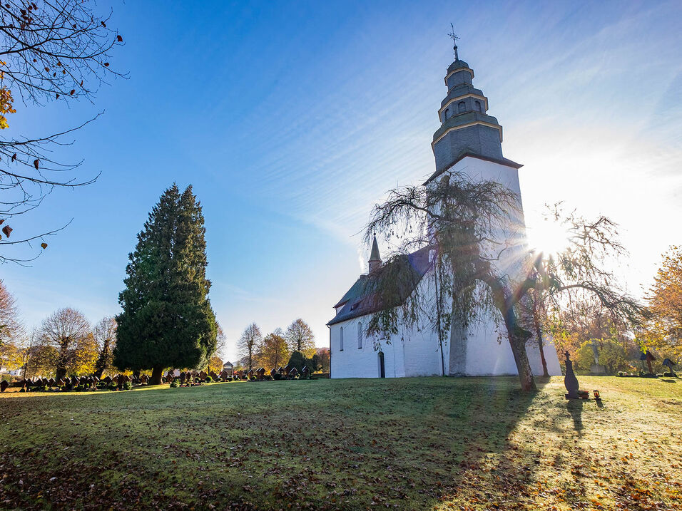 Gezicht op de Sint-Pieters- en Pauluskerk in Wormbach.