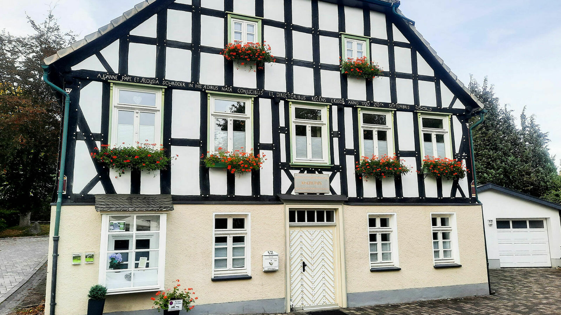 Fachwerkhaus mit Blumenkästen 