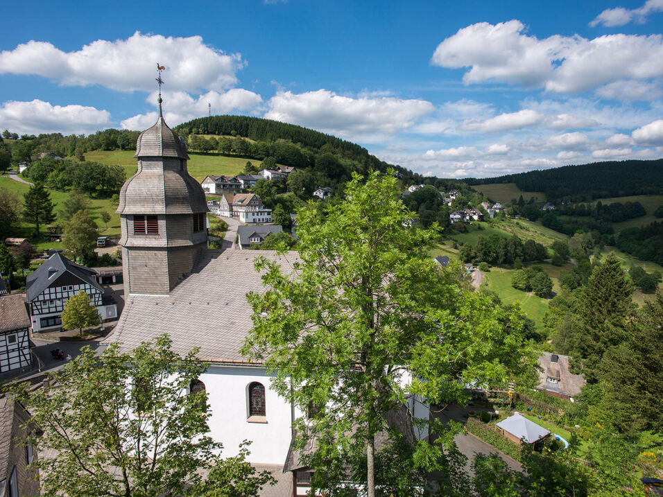 Uitzicht op het dorpscentrum en de kerk St. Hubertus in Nordenau in het Sauerland