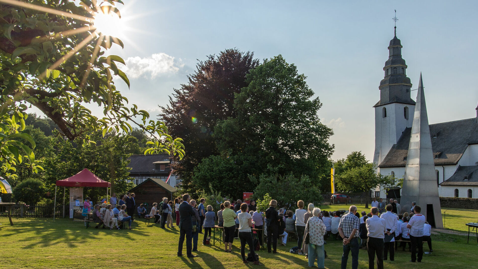 Openingsceremonie van de Geestelijke Zomer 2017 in de parochiekerk van Wormbach.