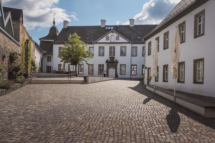 Sauerland-Museum - Landsberger Hof mit Eingang