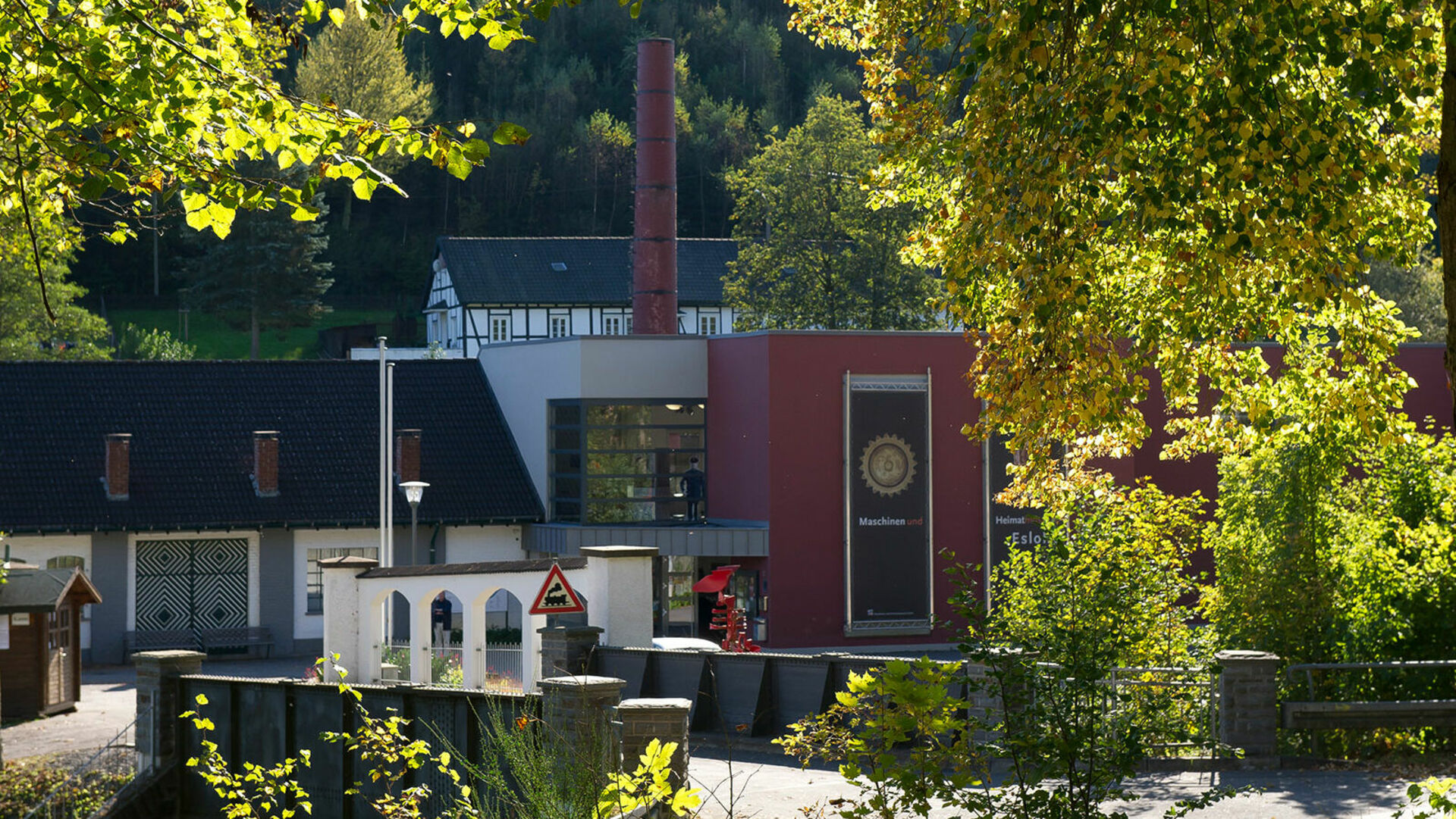 Gebäude, Museum versteckt hinter Bäumen, Eingang leicht sichtbar